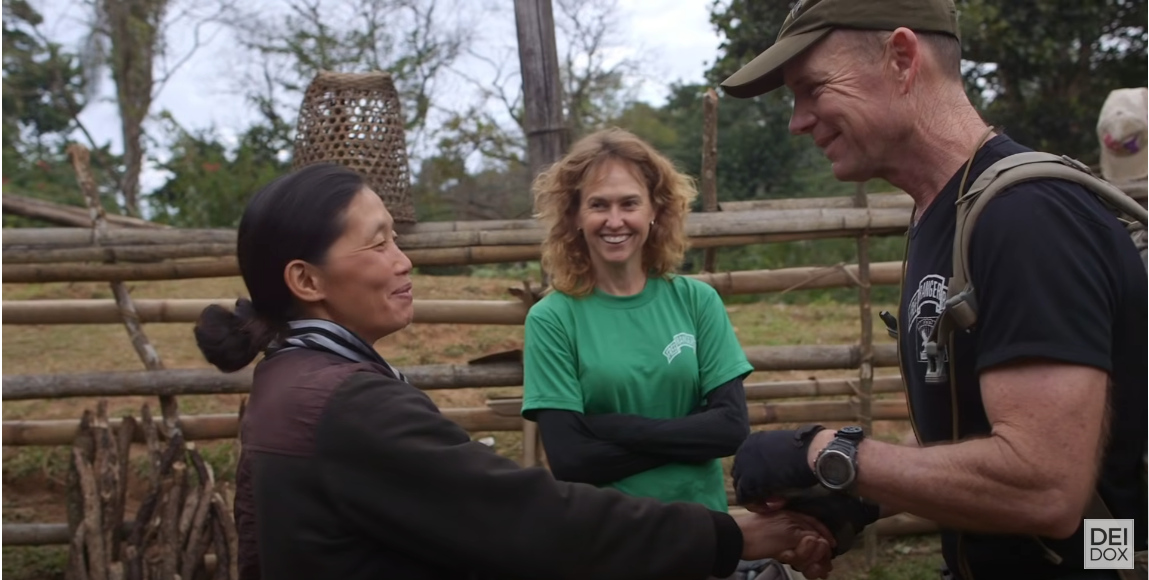 凱倫與丈夫戴夫一起服事緬甸少數民族。（圖／YouTube@DEIDOX Films截圖）